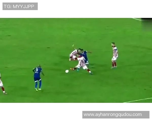 足球球星深情悼念母亲,泪水与回忆交织成永恒的爱与思念 足球球星深情悼念母亲,泪水与回忆交织成永恒的爱与思念