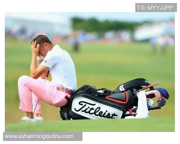 足球球星边吃零食边训练 展现运动员另类日常生活趣味瞬间